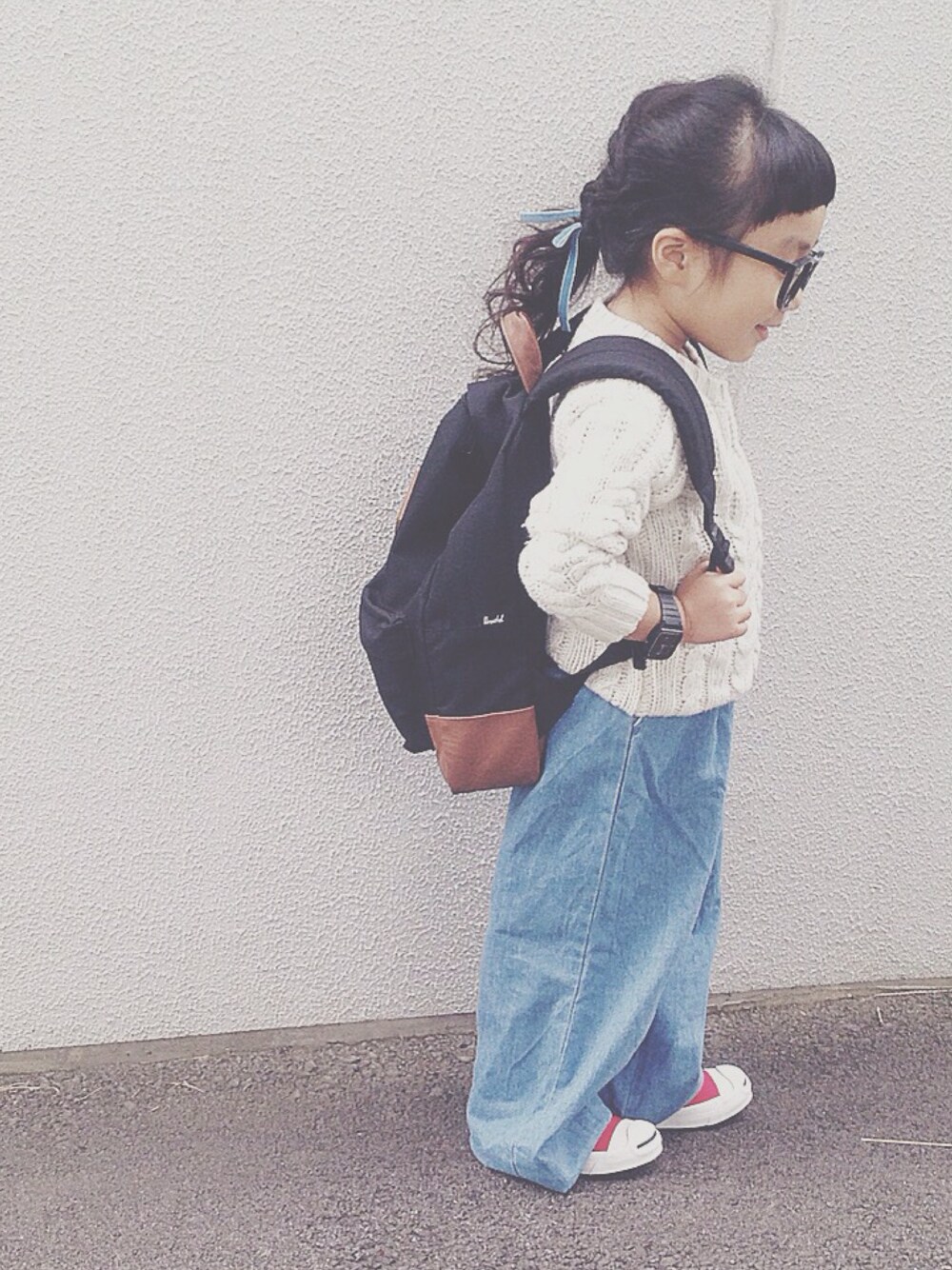 「ケーブルニット、ワイドデニム、コンバース、ヘアアレンジ、キッズコーデ、kids」｜「CONVERSEのCONVERSE / KID'S JACK PURCELL SLIP-ON（スリッポン、レッド系）」を使った、BETTONさん（キッズ・100cm）の秋コーディネートの1枚目の写真