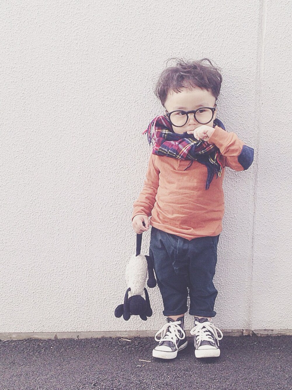 「エルボーパッチ、コンバース、チェック、マフラーぐるぐる、おとこのこ、キッズコーデ、kids」｜「CONVERSEのアイテム（スニーカー、ブラック系）」を使った、BETTONさん（キッズ・80cm）の秋コーディネートの1枚目の写真