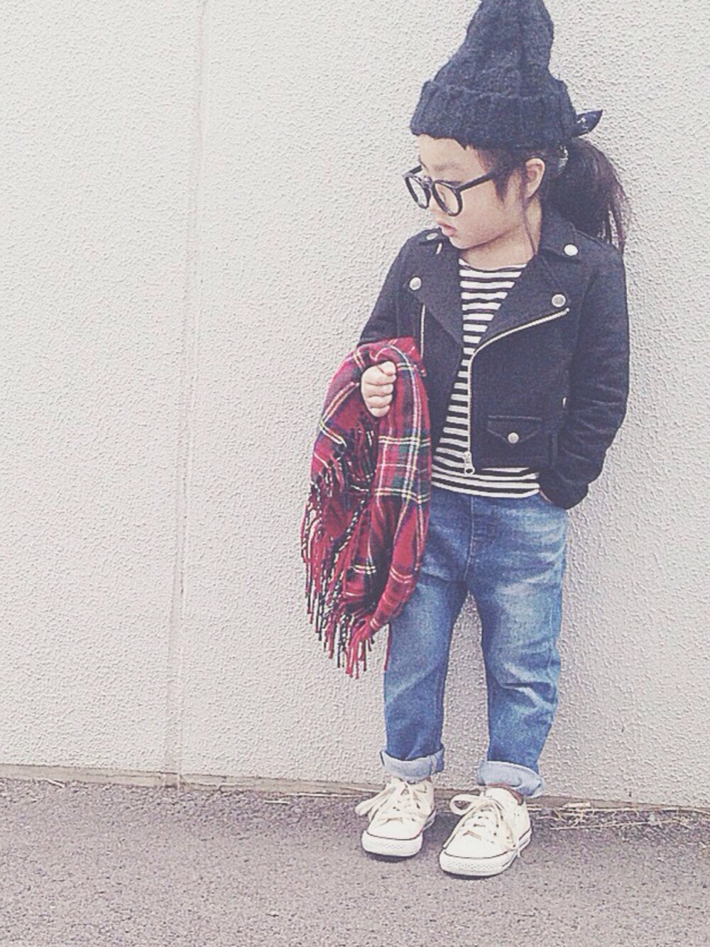 「ライダース、女の子、kids、4歳、キッズコーデ、ボーダー×デニム、チェックストール、ボーイッシュ」｜「CONVERSEのCONVERSE:CHILD ALL STAR RZ OX（スニーカー、ホワイト系）」を使った、BETTONさん（キッズ・100cm）の冬コーディネートの1枚目の写真
