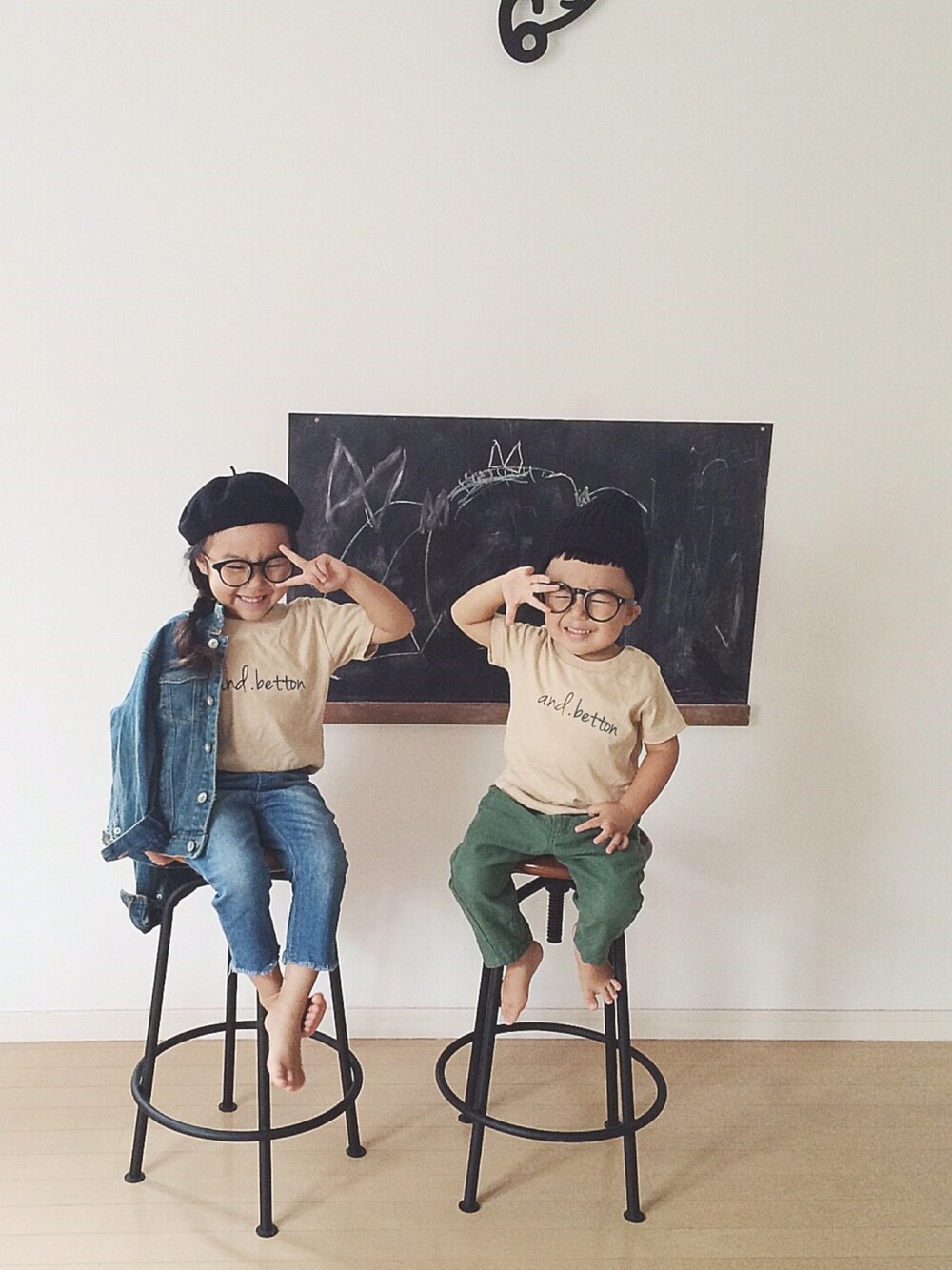 ブルー系のデニムジャケット、ベージュ系のTシャツ/カットソーを着用したキッズの秋コーディネートの1枚目の写真