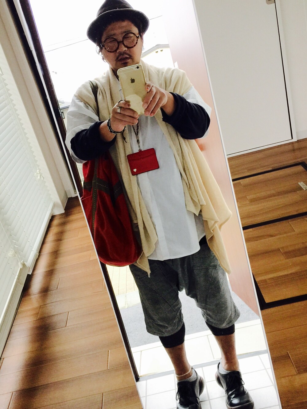 ホワイト系のシャツ/ブラウス、ベージュ系のカーディガン/ボレロ、ブラック系のTシャツ/カットソーを着用したメンズの春コーディネートの1枚目の写真