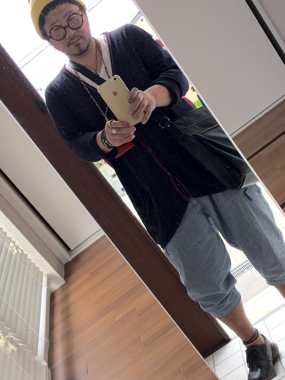 ブルー系のカーディガン/ボレロ、ブルー系のその他パンツ、ブラック系のドレスシューズを着用したメンズの春コーディネートの1枚目の写真