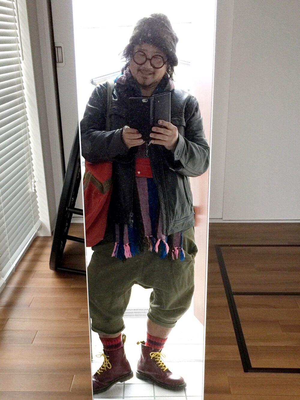 「キャスケット、CA4LA、丸メガネ、パーカー、皮ジャン、カーキパンツ、サルエルパンツ、Dr.Martens」｜「Banana Republicのアイテム（その他アウター、ブラック系）」を使った、かべちゃんさん（メンズ・171cm）の冬コーディネートの1枚目の写真