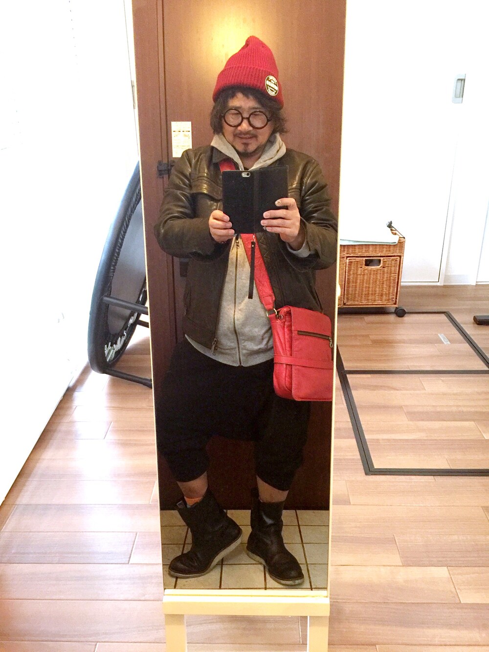 「ニット帽、丸メガネ、革ジャン、パーカー、スウェットパンツ、サルエルパンツ、RED WING」｜「Banana Republicのアイテム（その他アウター、ブラック系）」を使った、かべちゃんさん（メンズ・171cm）の冬コーディネートの1枚目の写真