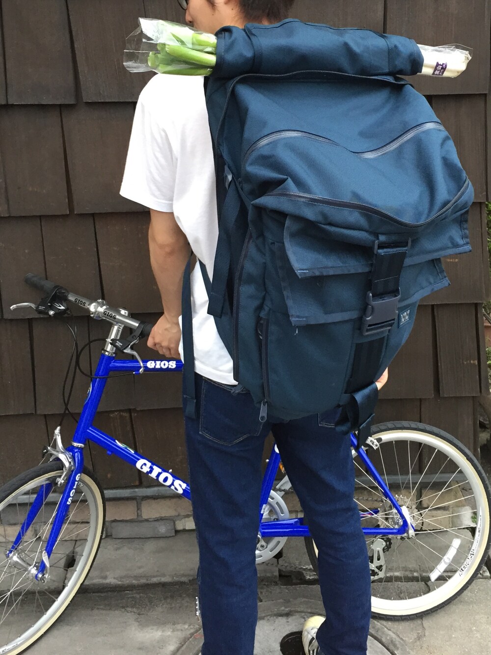 「MISSIONWORKSHOPのアイテム（バックパック/リュック、ブルー系）」を使った、食べちゃうぞおさん（レディース・156cm）の夏コーディネートの1枚目の写真