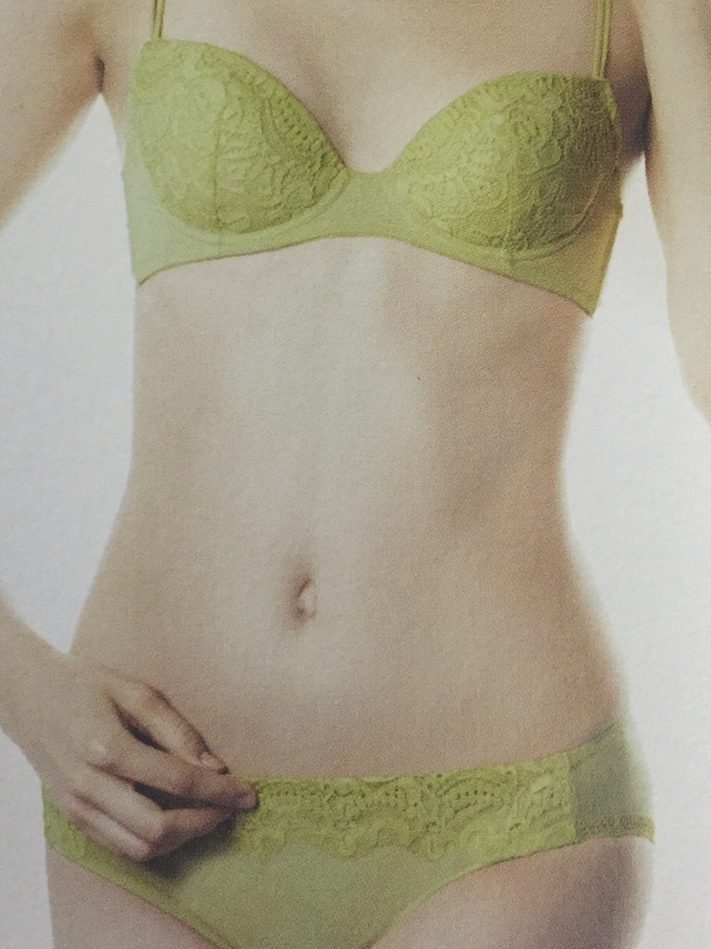 「ランジェリー」｜「LANGELIQUEのアイテム（ブラ&ショーツ、イエロー系）」を使った、Charvi Chariteさん（レディース・162cm）の夏コーディネートの1枚目の写真