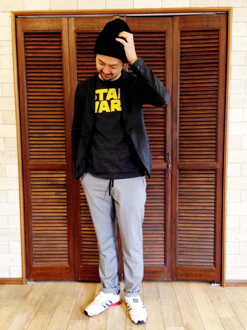 「ニット帽、ジャケット、スニーカー、マイクロぺーサー、ロゴT、芦屋、ヒゲ、adidas」｜「OLD NAVYのアイテム（Tシャツ/カットソー、グレー系）」を使った、大原 英敏【 ROUGET 代表】さん（メンズ・183cm）の秋コーディネートの1枚目の写真