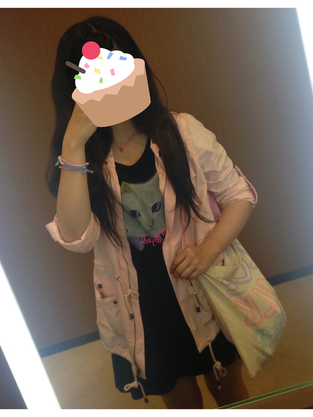 ピンク系のショルダーバッグ、ブラック系のワンピース、ピンク系のブレスレットを着用したレディースの春コーディネートの1枚目の写真