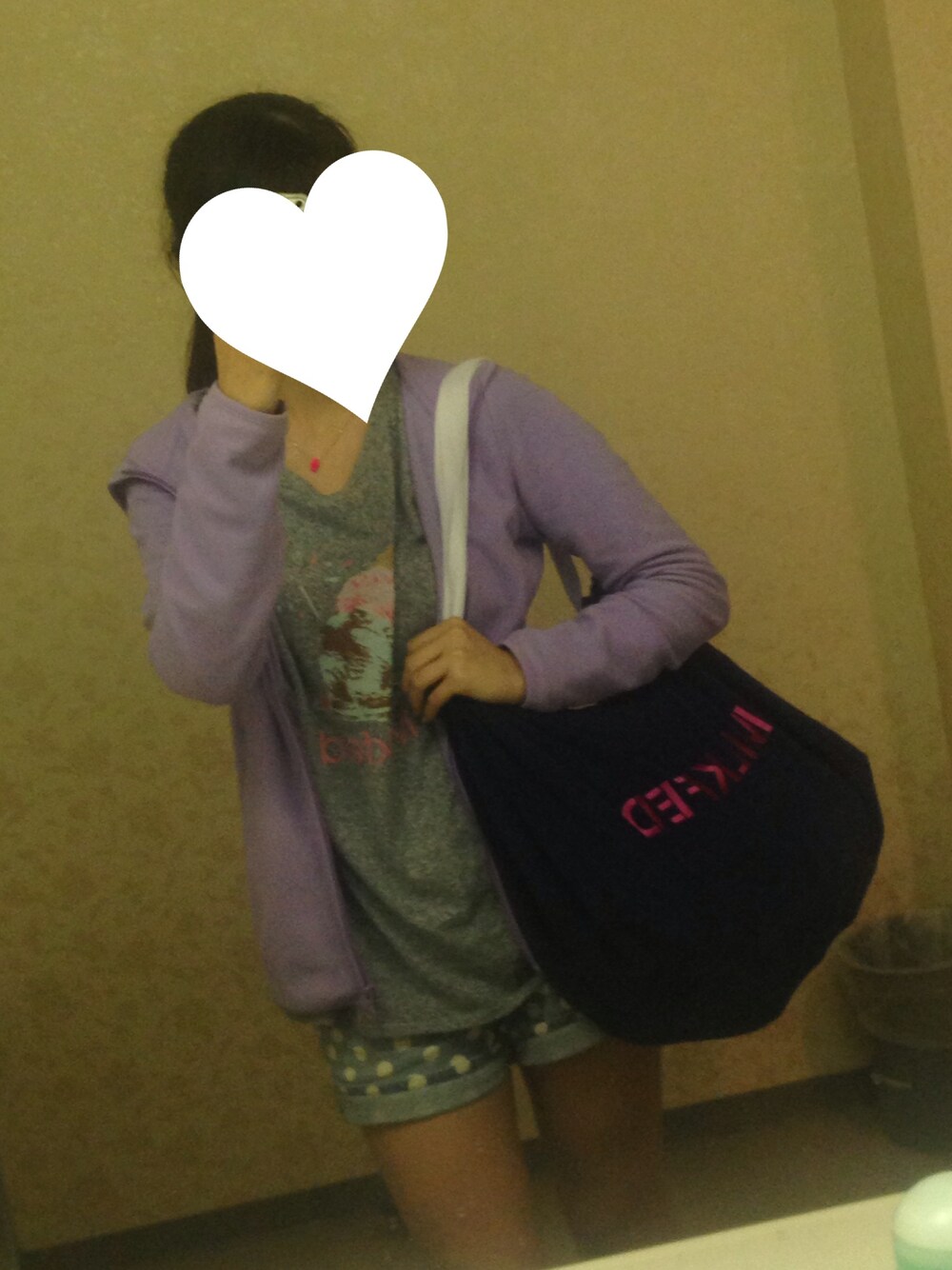 ブルー系のTシャツ/カットソー、ピンク系のブレスレットを着用したレディースの春コーディネートの1枚目の写真