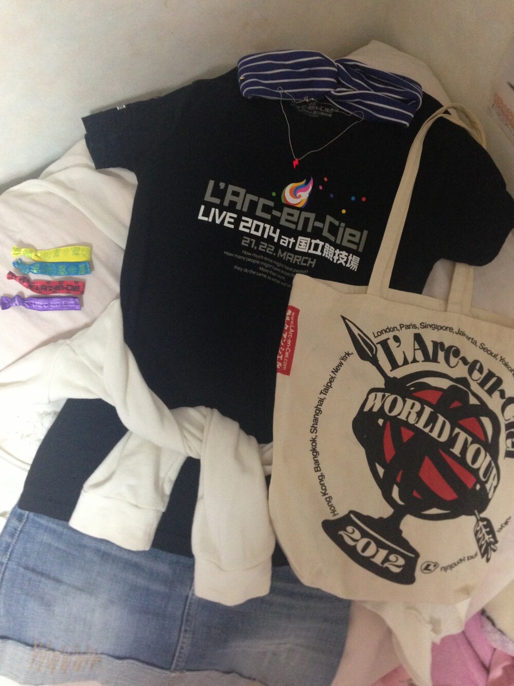 ブルー系のヘアバンドを着用したレディースの春コーディネートの1枚目の写真