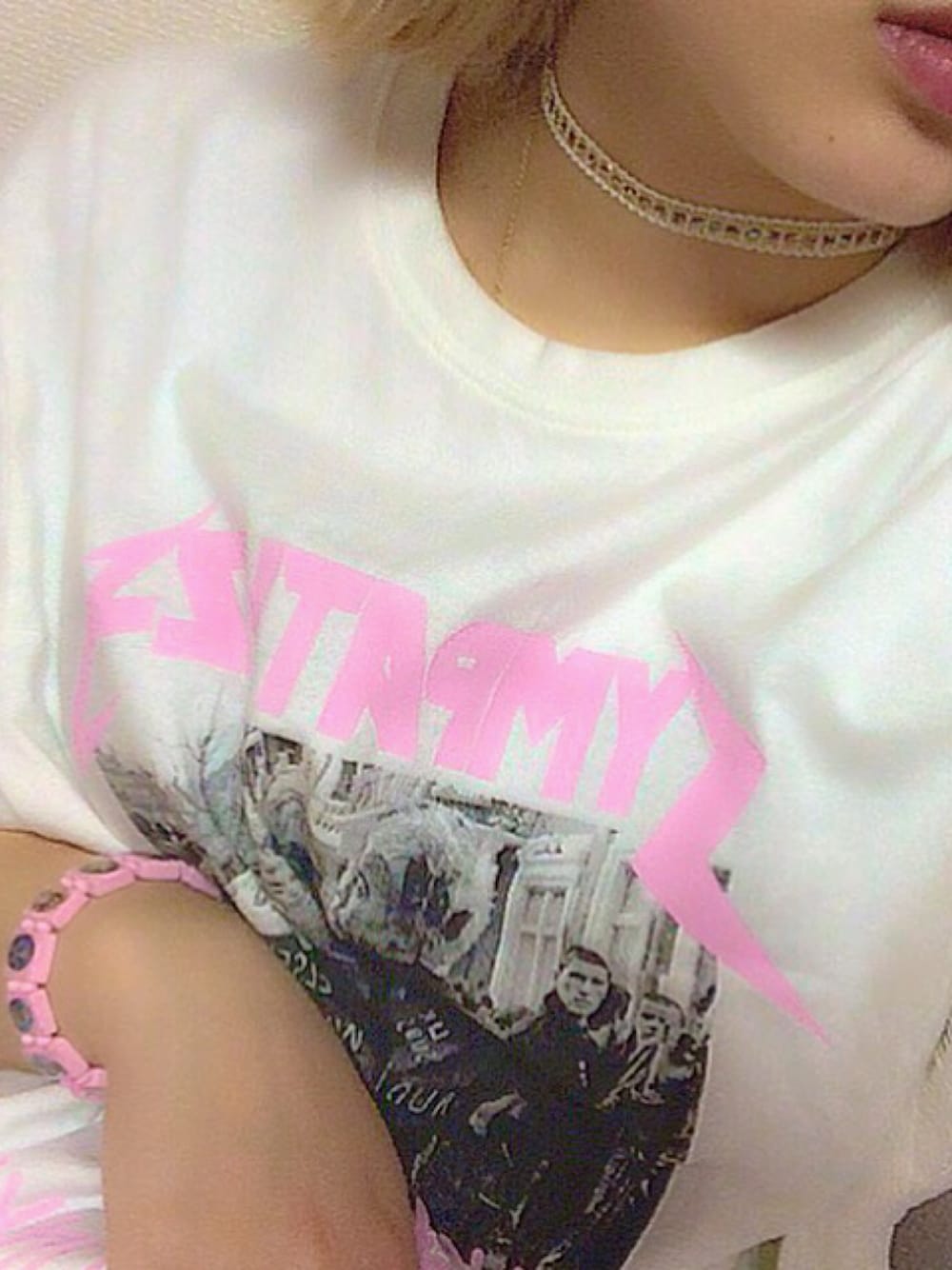 ホワイト系のTシャツ/カットソー、ホワイト系のネックレス、ピンク系のブレスレットを着用したレディースの春コーディネートの1枚目の写真