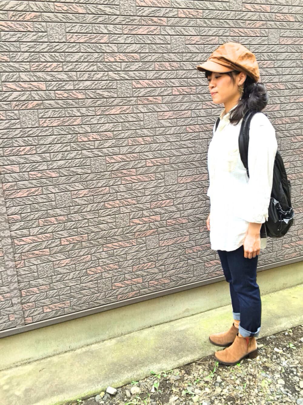 ホワイト系のシャツ/ブラウス、ブルー系のデニムパンツ、ブラウン系のブーツを着用したレディースの秋コーディネートの1枚目の写真