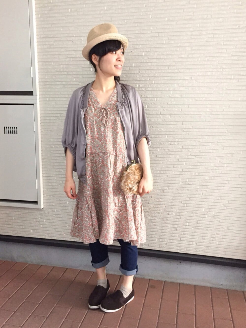 ブルー系のデニムパンツ、グリーン系のブルゾン、ブラウン系のその他シューズを着用したレディースの秋コーディネートの1枚目の写真
