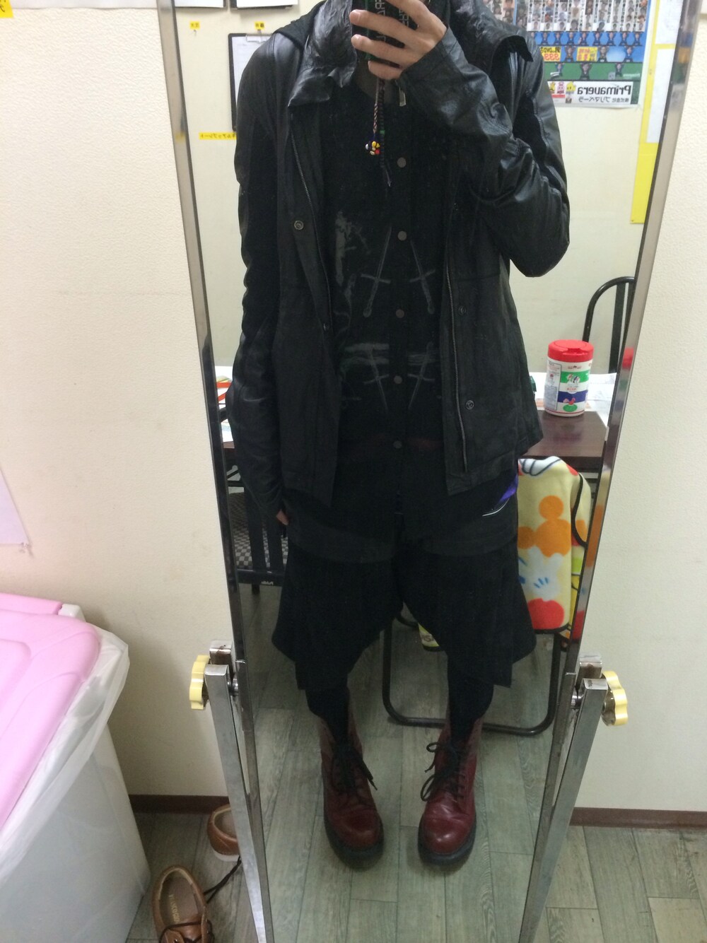 「レザー、Dr.Martens、モード系、モード、acv、クレイジーボム、A.F homme」｜「A.F hommeのレザーショートパンツ（その他パンツ、ブラック系）」を使った、N△G△NEGIさん（メンズ・178cm）の春コーディネートの1枚目の写真