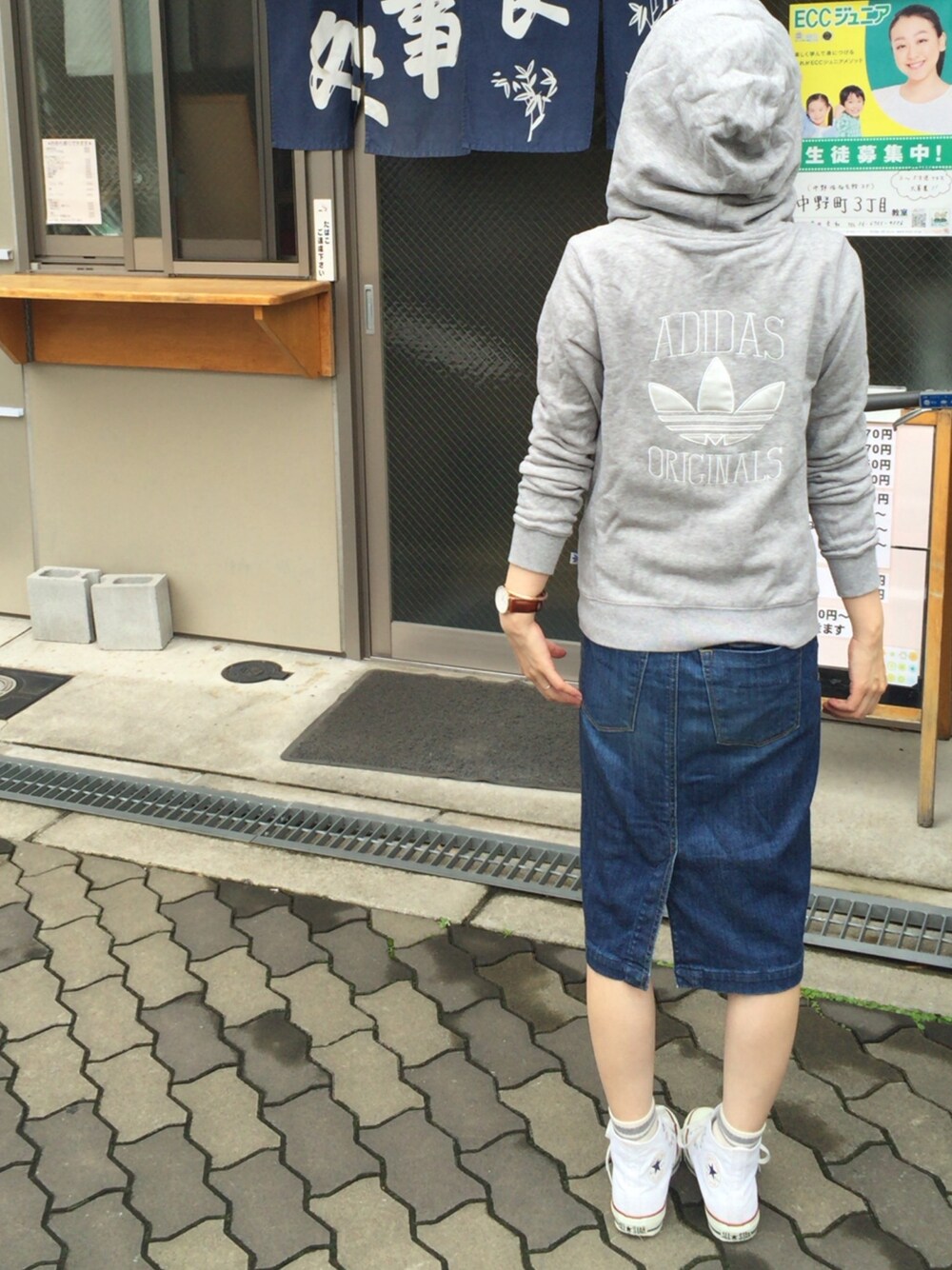 「adidas originals」｜「Daniel Wellingtonのアイテム（バングル/リストバンド、ゴールド系）」を使った、ムーコさん（レディース・158cm）の秋コーディネートの1枚目の写真