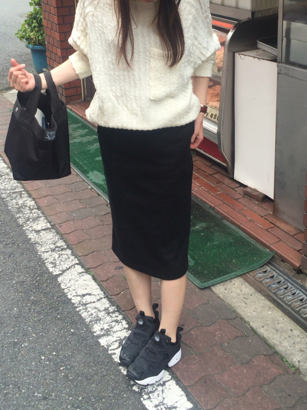 「ひざ丈スカート」｜「UNIQLOのWOMEN ストレッチスカート＋E（スカート、ブラック系）」を使った、ムーコさん（レディース・158cm）の秋コーディネートの1枚目の写真