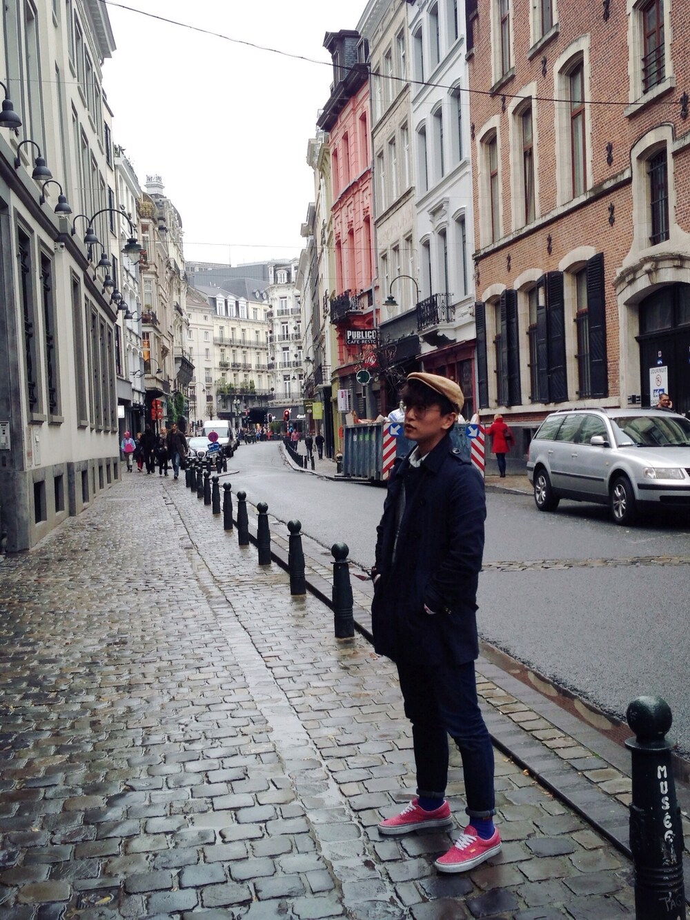 「JOYRICH、APC」｜「JOYRICHのアイテム（トレンチコート、ブルー系）」を使った、Tedman Leeさん（メンズ・234cm）の秋コーディネートの1枚目の写真