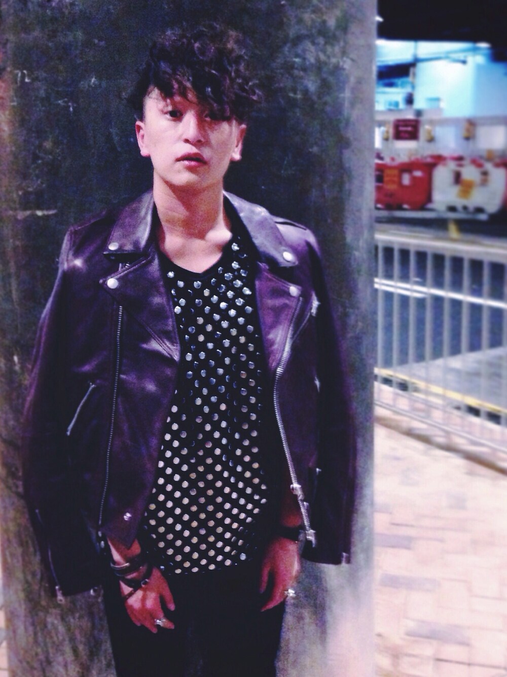 「burberry、leather」｜「BURBERRYのBurberry Brit Leather Biker Jacket（ライダースジャケット、パープル系）」を使った、Tedman Leeさん（メンズ・234cm）の秋コーディネートの1枚目の写真