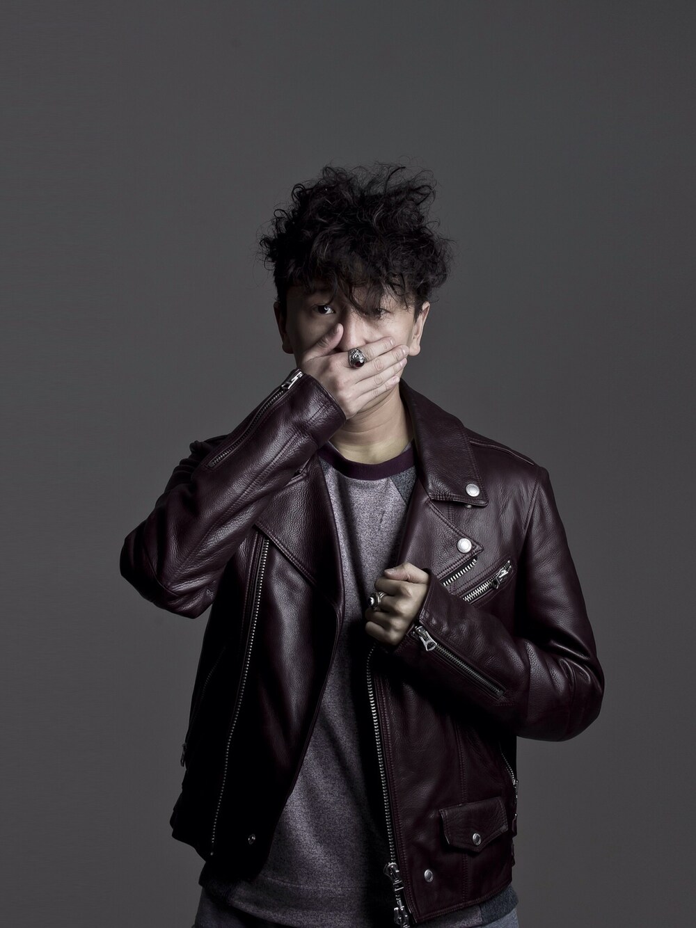 「HENRIK VIBSKOV、burberry、Hong Kong、fall、winter、leather、knit、jacket 」｜「Henrik Vibskovのアイテム（ニット/セーター、グレー系）」を使った、Tedman Leeさん（メンズ・230cm）の秋コーディネートの1枚目の写真