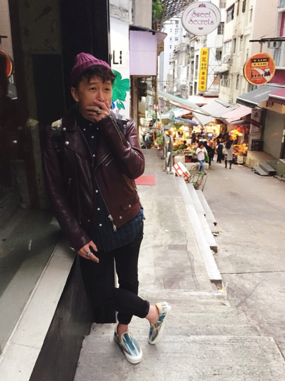 「leather、leather jacket、denim、sneakers、VANS、Hong Kong、street」｜「VANSのアイテム（スニーカー、グリーン系）」を使った、Tedman Leeさん（メンズ・230cm）の春コーディネートの1枚目の写真