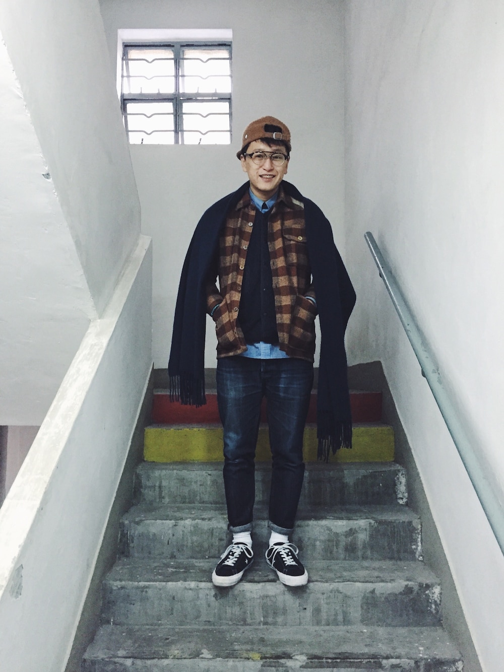 「converse、larose、winter、BROWN」｜「RRLのアイテム（ベスト、ブルー系）」を使った、Tedman Leeさん（メンズ・171cm）の冬コーディネートの1枚目の写真