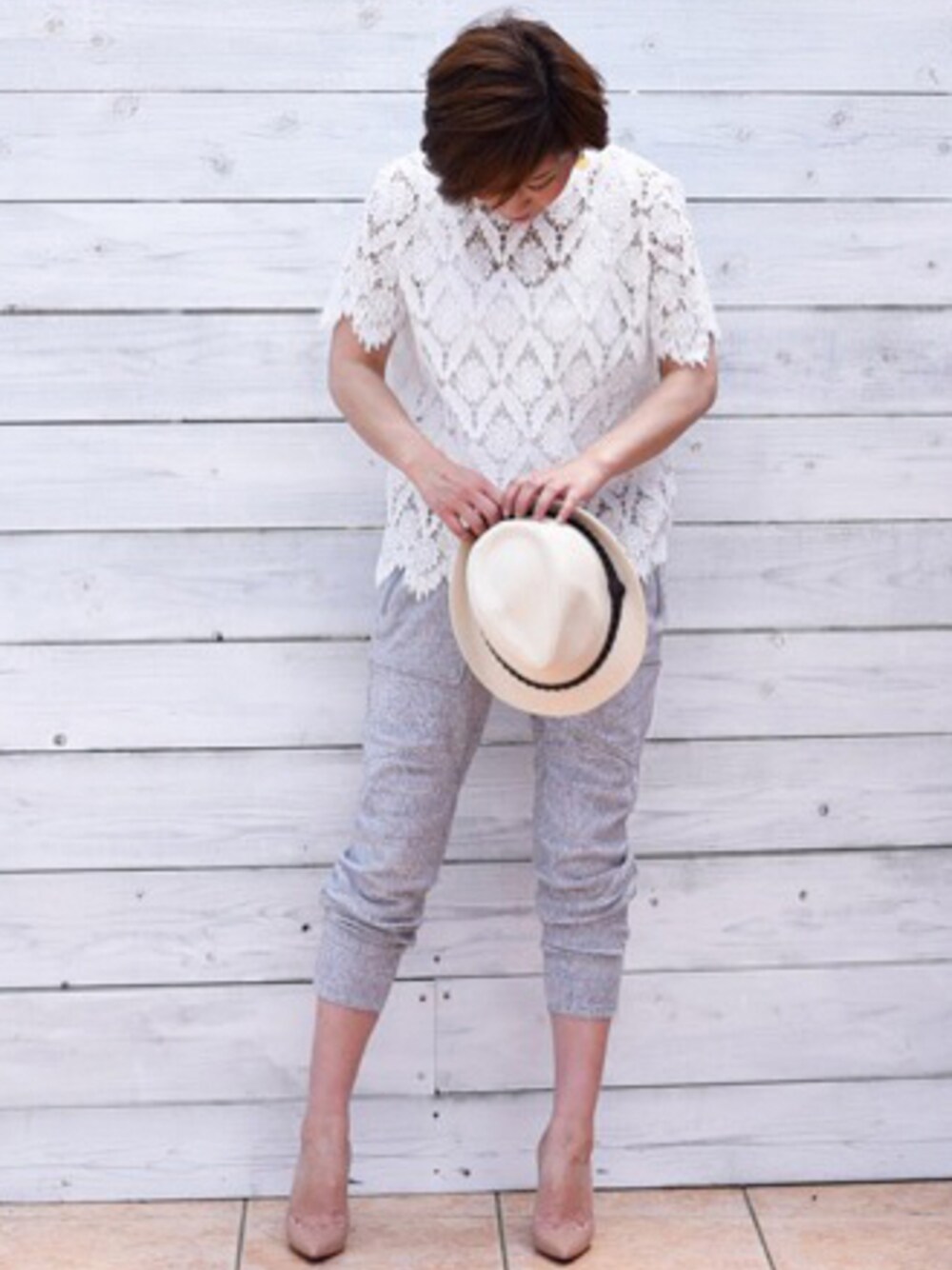 ホワイト系のTシャツ/カットソーを着用したレディースの夏コーディネートの1枚目の写真