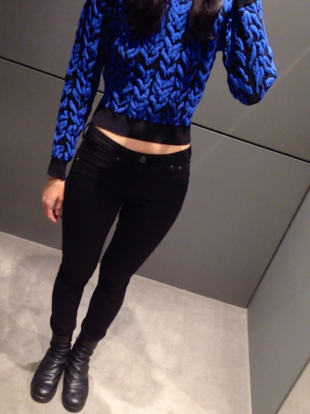 ブルー系のスウェット、ブラック系のその他パンツ、ブラック系のブーツを着用したレディースの冬コーディネートの1枚目の写真