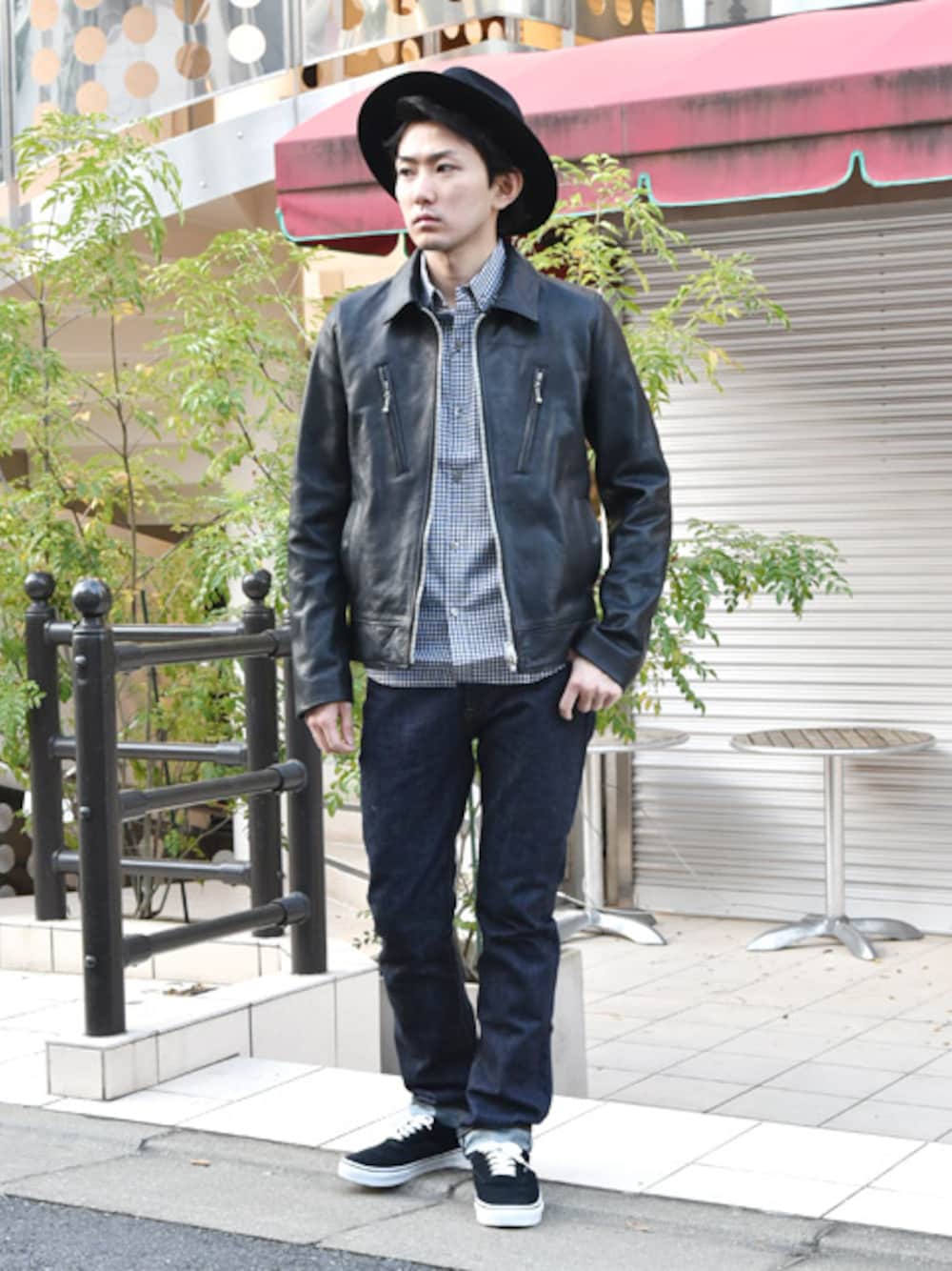 「スニーカー、デニム、VANS、レザージャケット、ライダース、ハット、デニムパンツ、kuro、Trick or Treat、トリックオアトリート」｜「TRICKorTREATのアイテム（ライダースジャケット、ブラック系）」を使った、Birdseyeさん（メンズ・170cm）の秋コーディネートの1枚目の写真