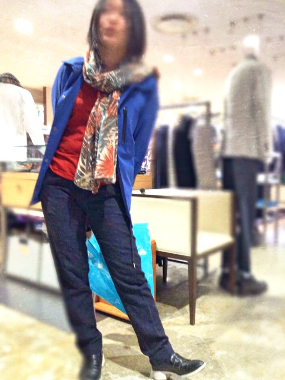 ブルー系のジャケット/アウター、レッド系のTシャツ/カットソー、ブルー系のパンツを着用したレディースの春コーディネートの1枚目の写真