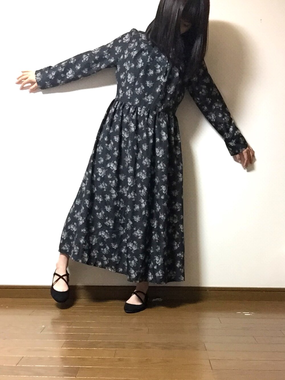 「ワンピース、花柄ワンピース、earth music&ecology、パンプス、フラットパンプス、Another Edition」｜「earth music&ecologyの【2016Autumn】ロールカラーフラワープリントワンピース（ワンピース、グレー系）」を使った、づちゃんさん（レディース・148cm）の夏コーディネートの1枚目の写真