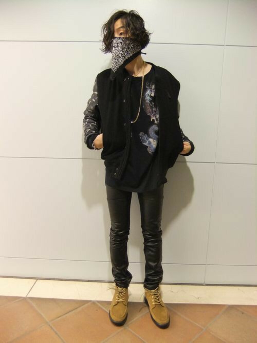 ブラック系のデニムパンツ、ゴールド系のネックレスを着用したメンズの冬コーディネートの1枚目の写真