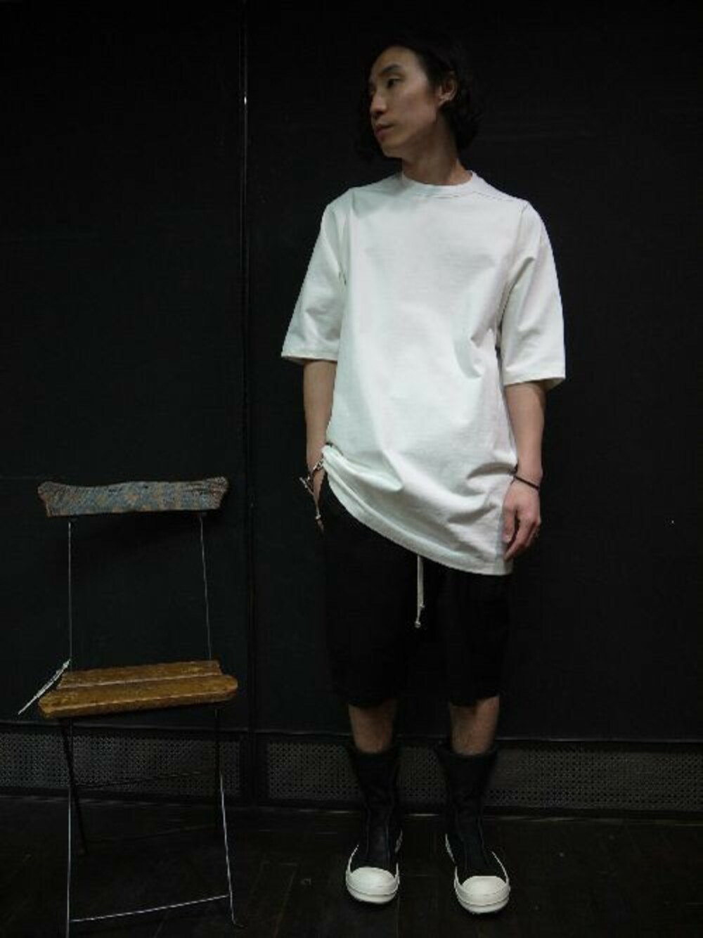 「モノトーン、スニーカーブーツ、ビックシルエット、RICK OWENS、スポーティー、春、リックオウエンス、ビックT、サルエルショーツ、ボクサーポッド」｜「603の603 無地×リブクルーソックス（ソックス/靴下、ブラック系）」を使った、fujisakiさん（メンズ・172cm）の春コーディネートの1枚目の写真