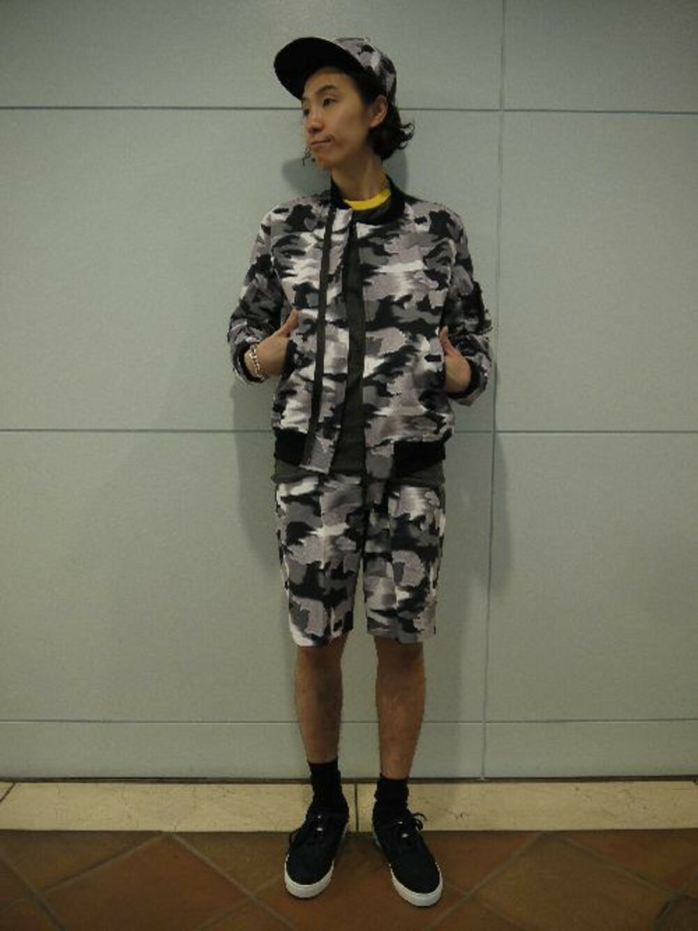 グレー系のTシャツ/カットソー、ブルー系のスニーカー、グレー系のキャップを着用したメンズの春コーディネートの1枚目の写真