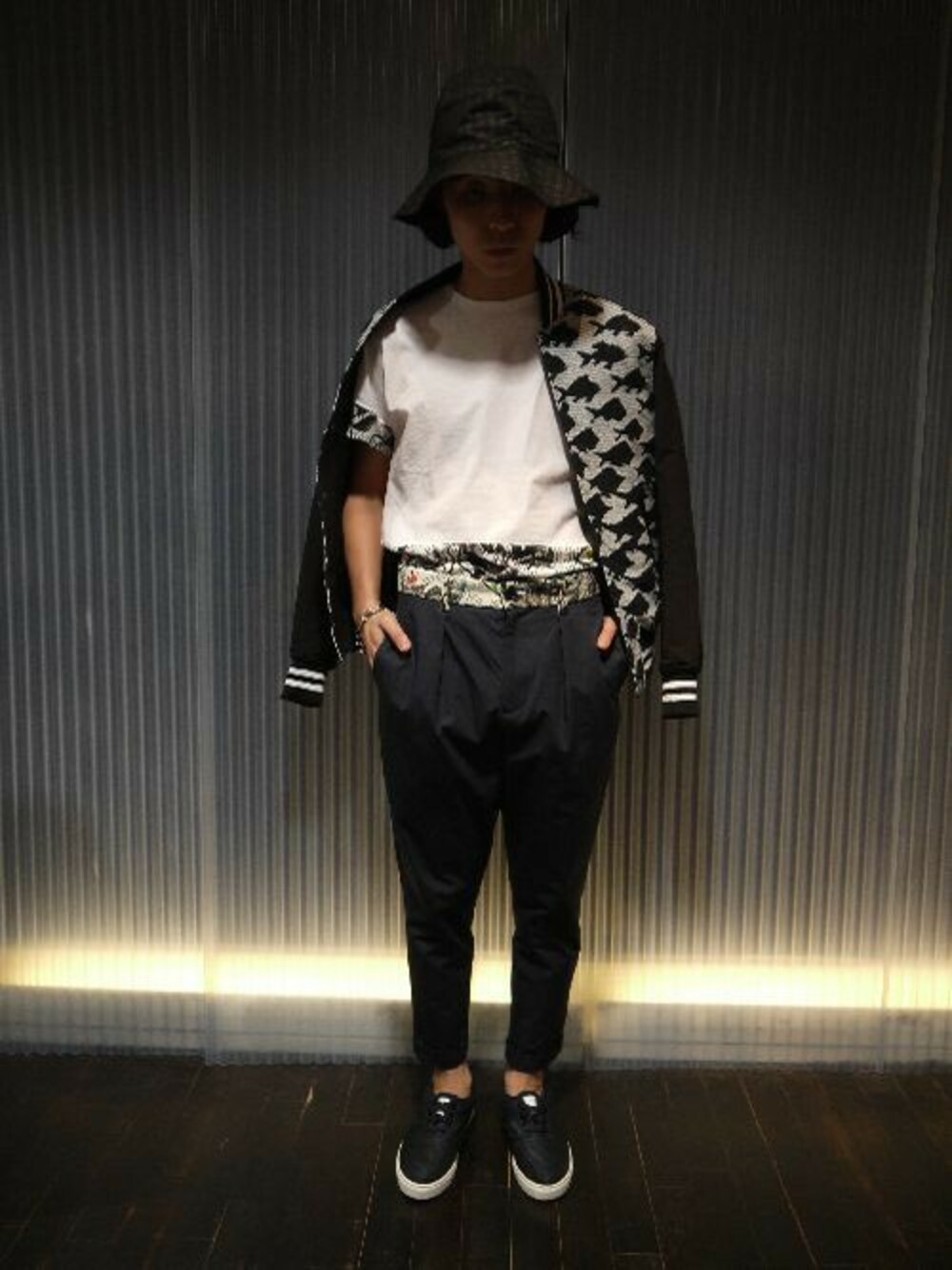ホワイト系のTシャツ/カットソー、ブルー系のその他パンツ、ブルー系のスニーカーを着用したメンズの春コーディネートの1枚目の写真