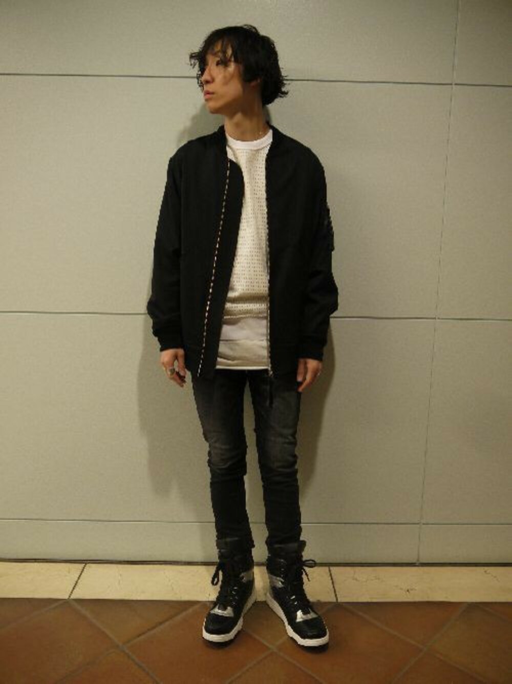 ブラック系のスニーカー、ブラック系のデニムパンツ、ホワイト系のTシャツ/カットソーを着用したメンズの夏コーディネートの1枚目の写真