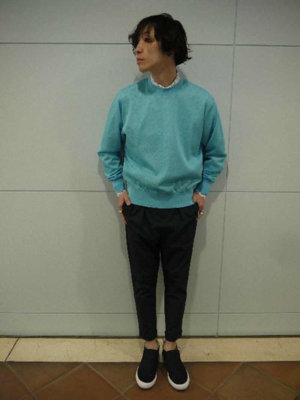 ブルー系のニット/セーター、ブルー系のスニーカーを着用したメンズの夏コーディネートの1枚目の写真