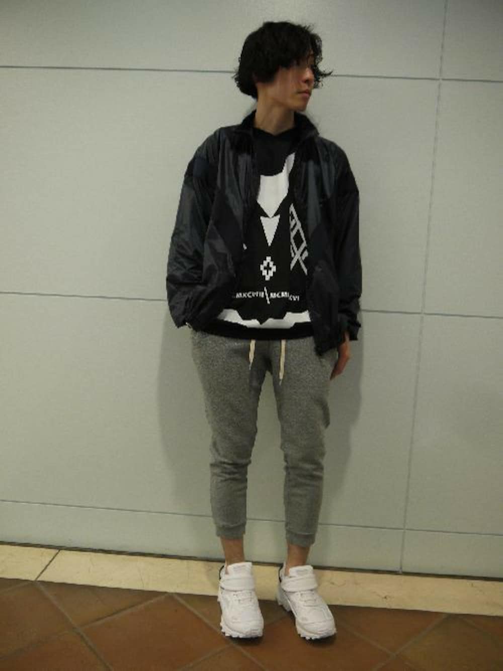 シルバー系のリングを着用したメンズの夏コーディネートの1枚目の写真