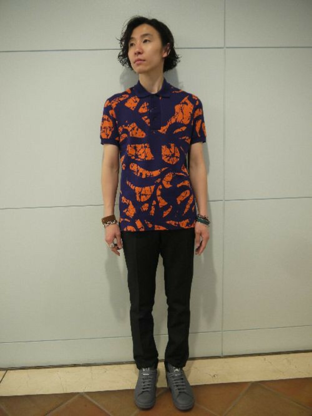 ブルー系のソックス/靴下を着用したメンズの夏コーディネートの1枚目の写真