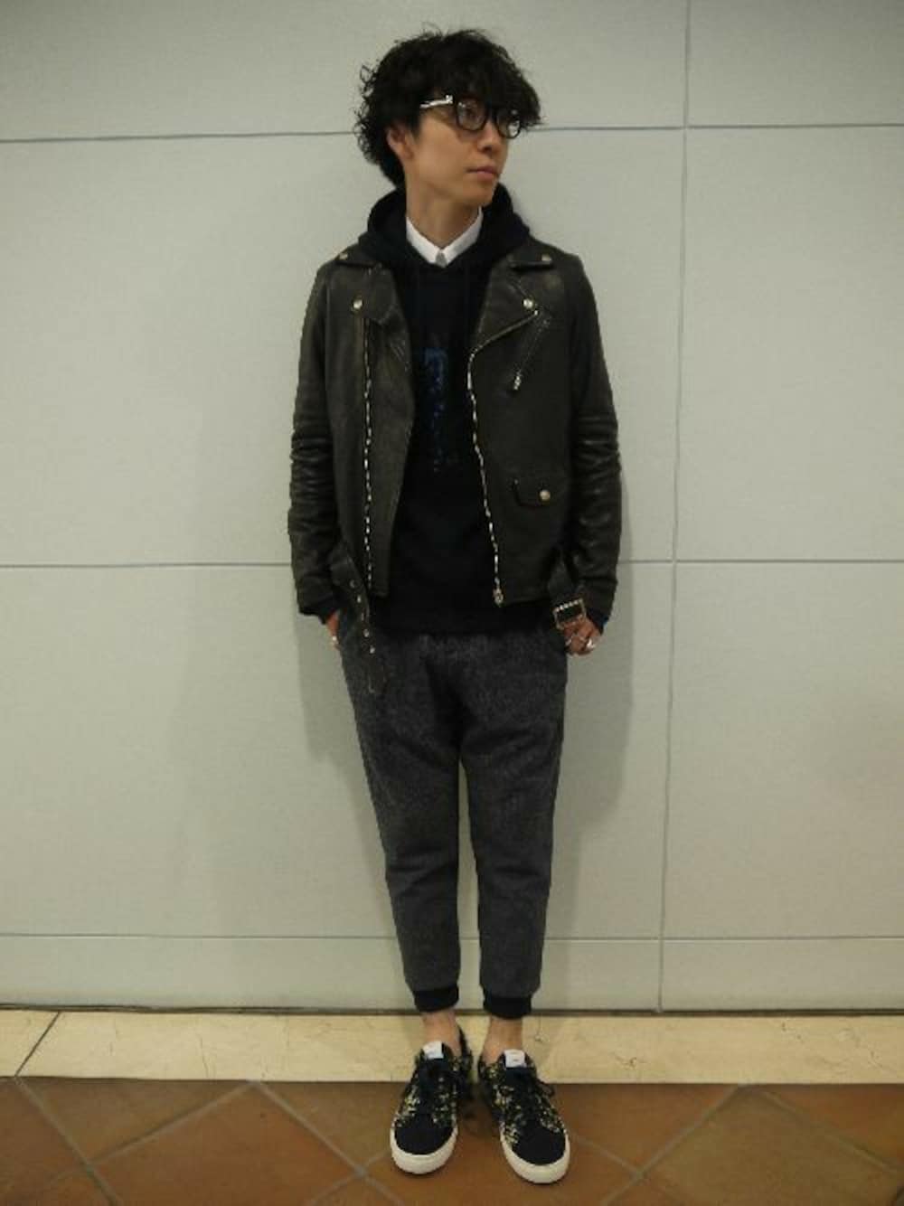 ブルー系のパーカー、ホワイト系のシャツ/ブラウスを着用したメンズの夏コーディネートの1枚目の写真