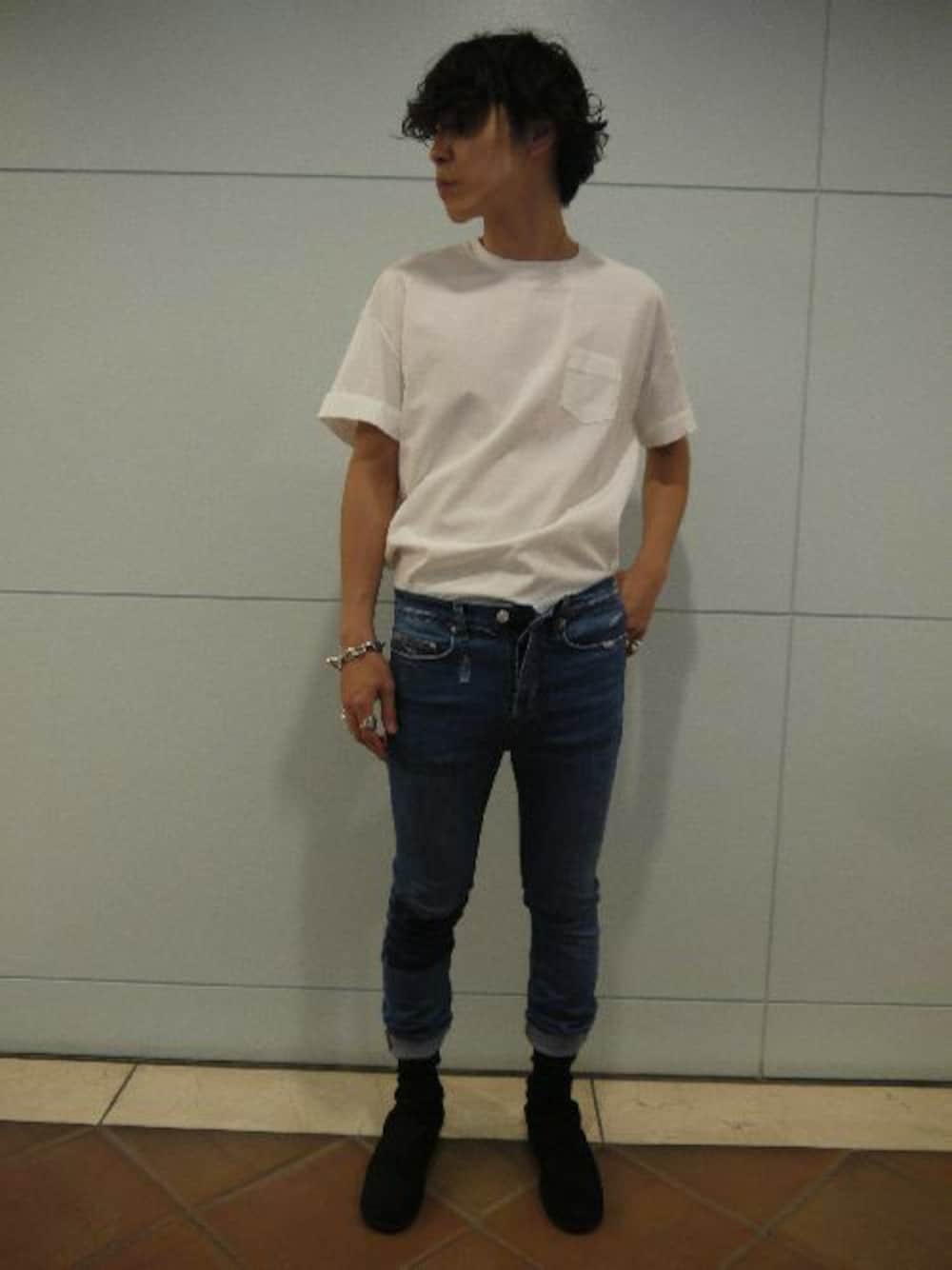 ホワイト系のTシャツ/カットソー、ブルー系のデニムパンツを着用したメンズの夏コーディネートの1枚目の写真