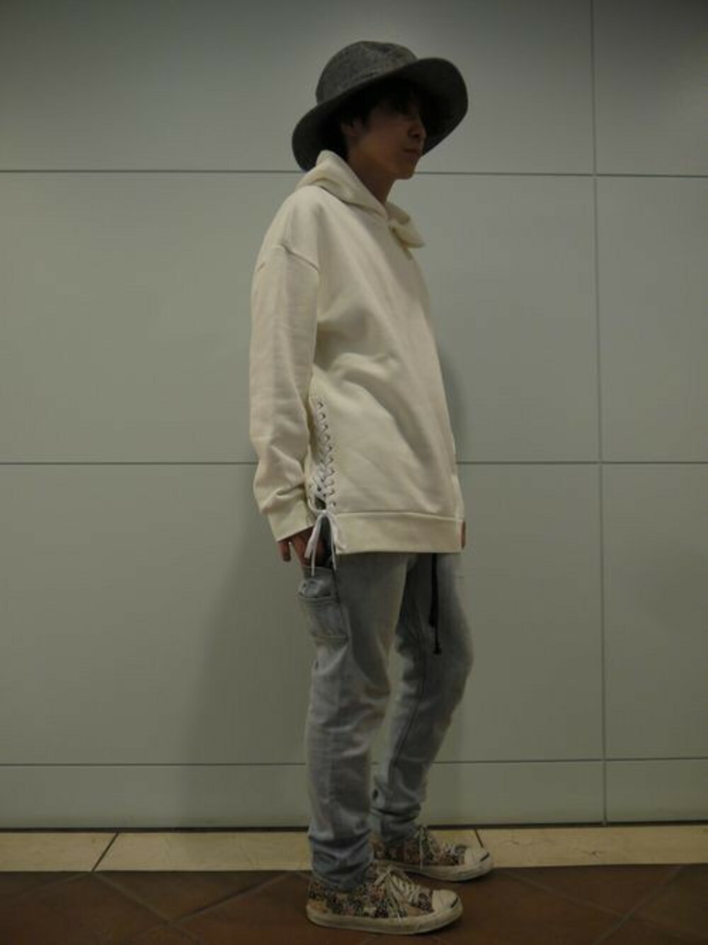 ホワイト系のTシャツ/カットソー、ブルー系のデニムパンツ、シルバー系のハットを着用したメンズの秋コーディネートの1枚目の写真