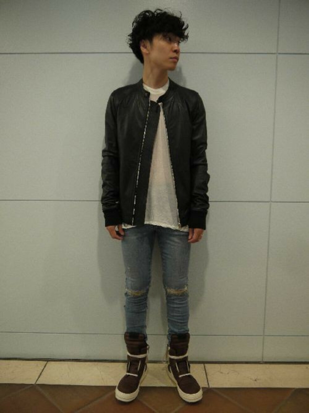 シルバー系のバングル/リストバンドを着用したメンズの秋コーディネートの1枚目の写真