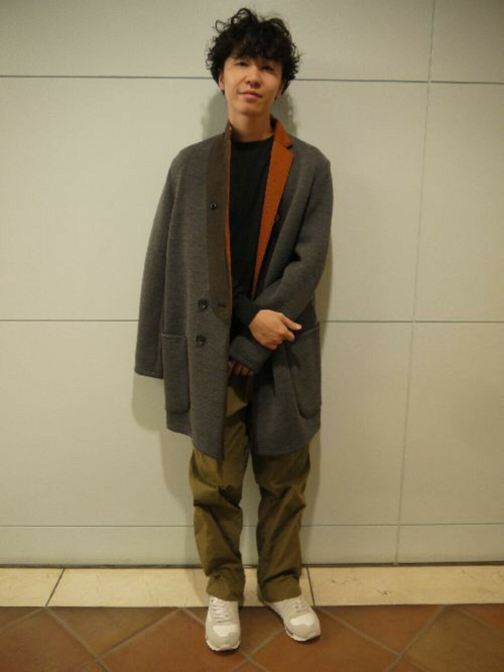 シルバー系のバングル/リストバンドを着用したメンズの秋コーディネートの1枚目の写真