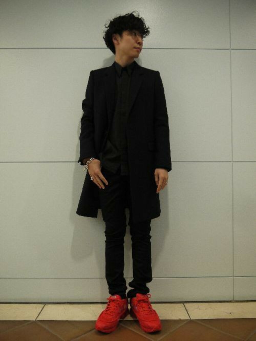 ブラック系のソックス/靴下を着用したメンズの秋コーディネートの1枚目の写真