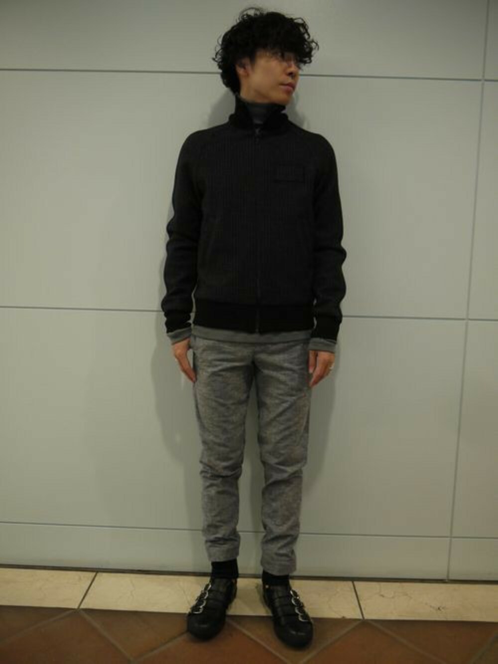 ブルー系のソックス/靴下を着用したメンズの秋コーディネートの1枚目の写真