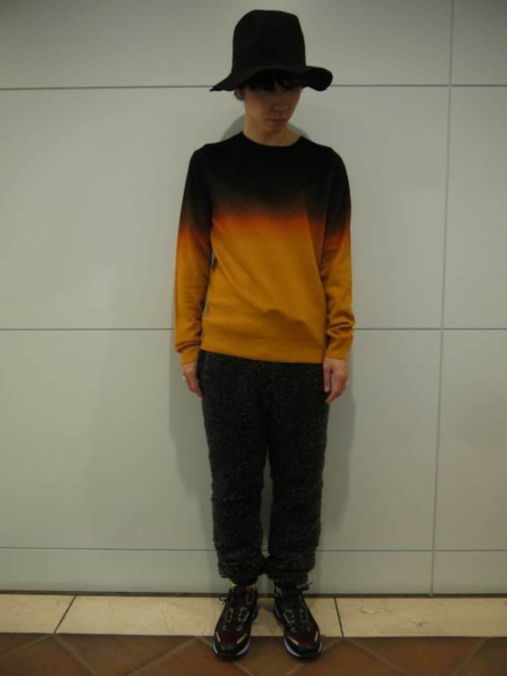 ブラック系のハット、イエロー系のソックス/靴下を着用したメンズの秋コーディネートの1枚目の写真