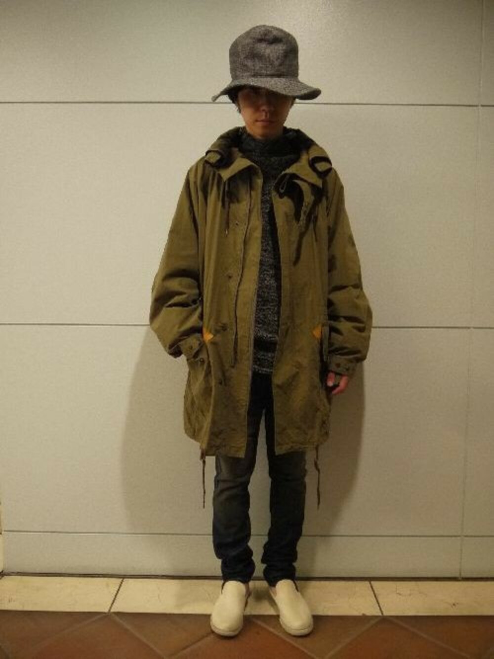 シルバー系のハットを着用したメンズの秋コーディネートの1枚目の写真