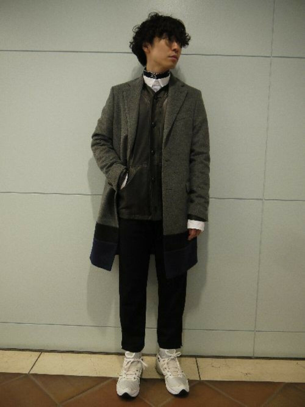 ブラック系のバンダナ/スカーフを着用したメンズの秋コーディネートの1枚目の写真