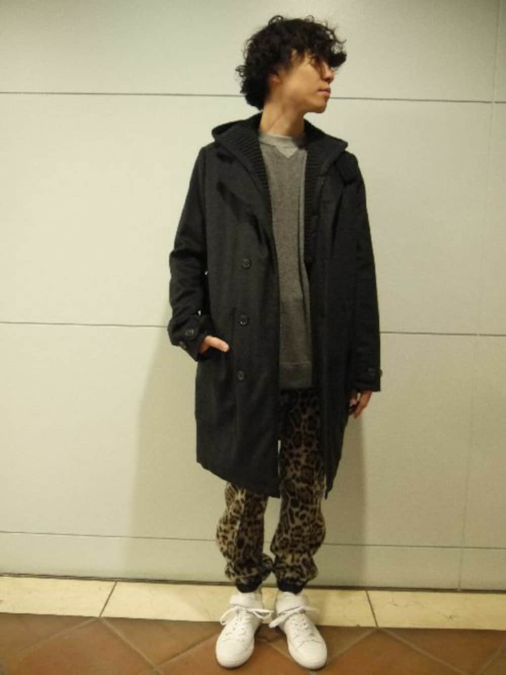 ホワイト系のスニーカー、ブルー系のソックス/靴下を着用したメンズの冬コーディネートの1枚目の写真