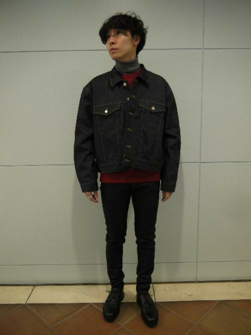 ブラック系のその他シューズ、ブルー系のデニムパンツを着用したメンズの冬コーディネートの1枚目の写真